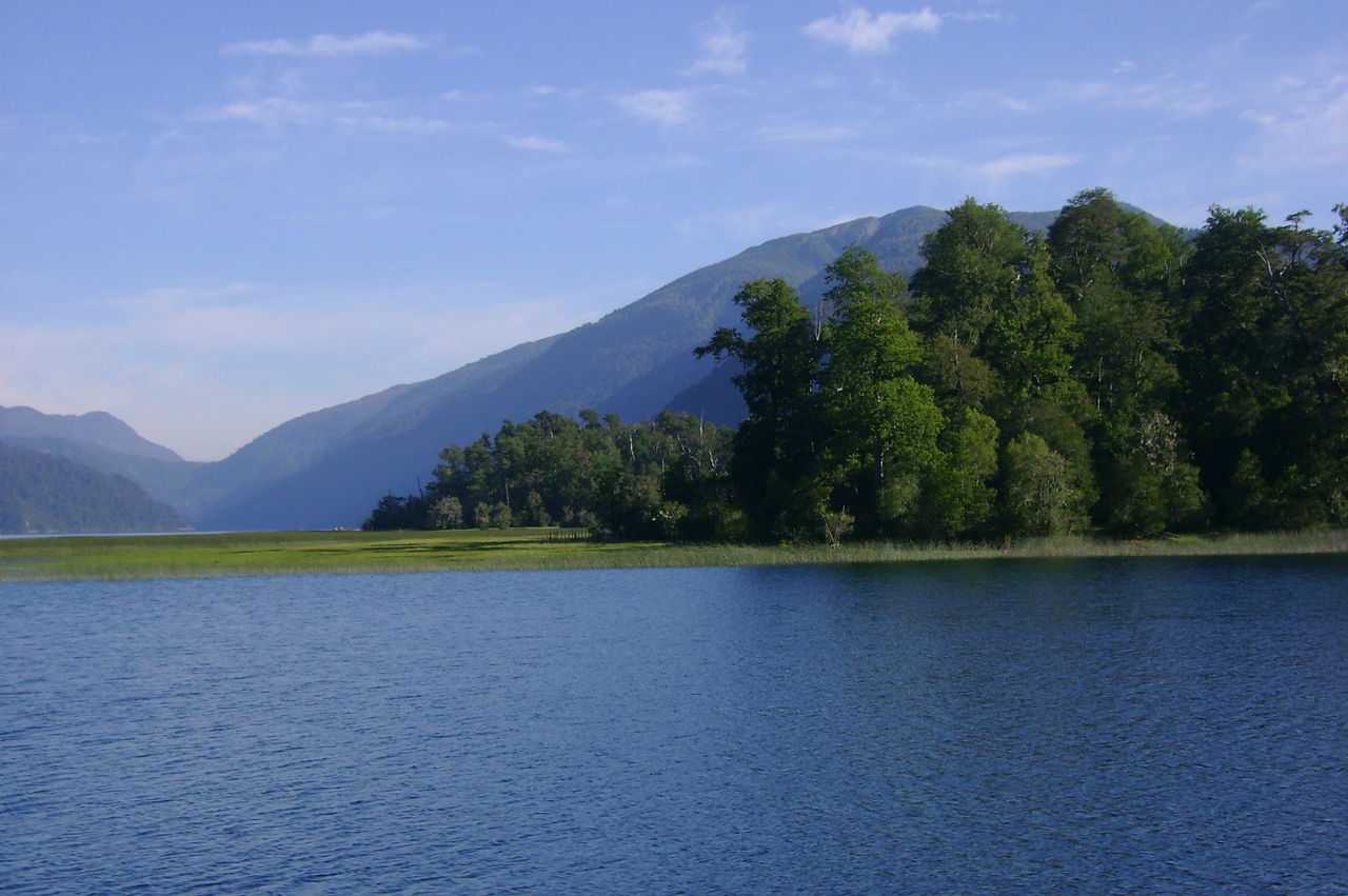 Barcaza Hua-Hum lago Pirihueco